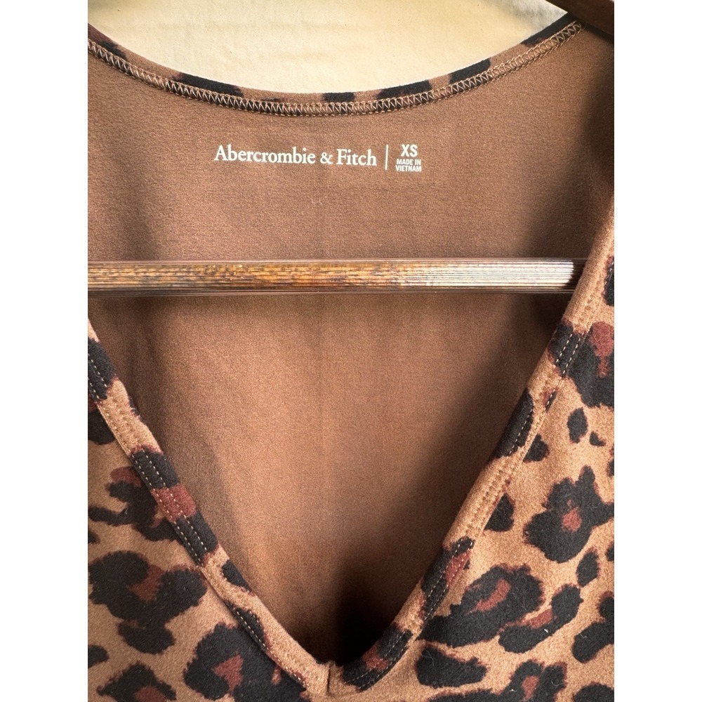 Abercrombie & Fitch v neck Leopard Cropped Tank Size XS - Picture 3 of 7